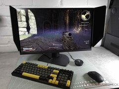 La imagen muestra una fotografía del monitor para videojuegos KTC25M1 con un panel TN de 400 Hz.