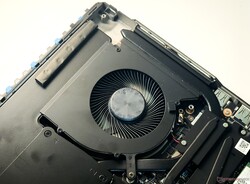 La Titan 18 HX AI utiliza un sistema de refrigeración de doble ventilador con cuatro escapes