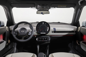 El interior del Mini Cooper SE parece menos recargado que el de la generación anterior, pero carece de características que algunos pueden considerar esenciales. (Fuente de la imagen: Mini)