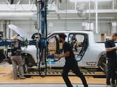 Rivian ha comenzado oficialmente la producción de la camioneta eléctrica de doble motor R1T en preparación para las entregas de junio. (Fuente de la imagen: Rivian en Twitter)