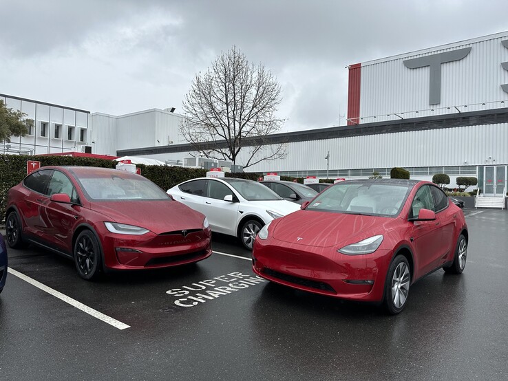 Ultra Red Model X (izquierda) vs Multi-coat (imagen: Kilovatios/Twitter)