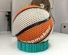 Una imagen decorativa que muestra un balón de baloncesto impreso en 3D