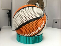 Una imagen decorativa que muestra un balón de baloncesto impreso en 3D