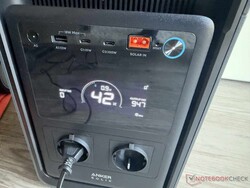 La pantalla muestra el nivel de batería, la potencia y el tiempo de funcionamiento restante.