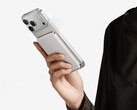 El renovado power bank Air+ de 10.000 mAh cuesta unos 59 dólares en China. En la foto: una imagen promocional que muestra el power bank acoplado a un iPhone.