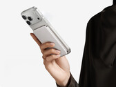 El renovado power bank Air+ de 10.000 mAh cuesta unos 59 dólares en China. En la foto: una imagen promocional que muestra el power bank acoplado a un iPhone.
