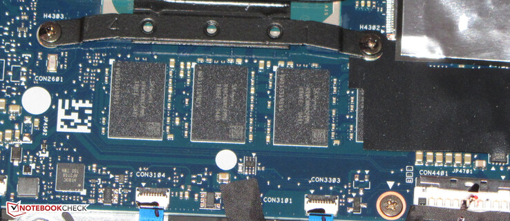 La memoria RAM (16 GB, LPDDR4X) está soldada y no se puede ampliar.