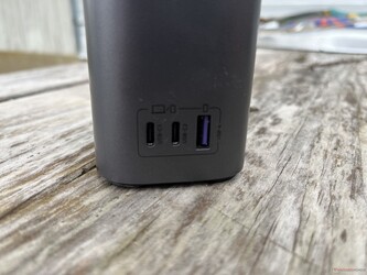 La Mini MagSafe Power Station tiene dos puertos USB-C de 100 W y un puerto USB-A de 22,5 W.