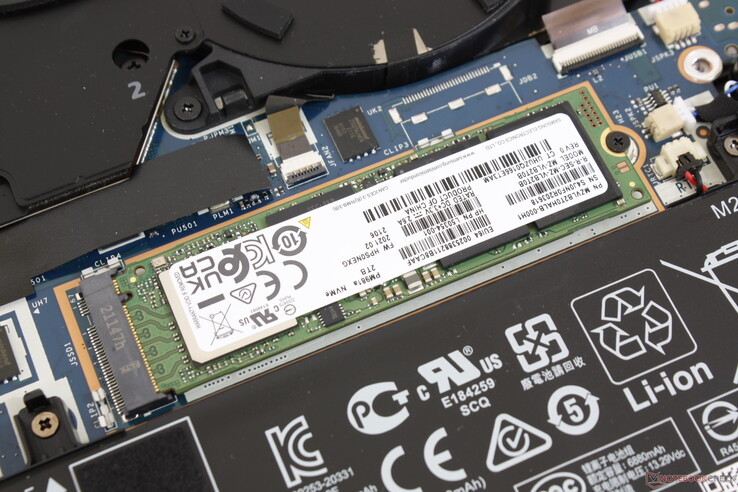 Se incluye un disipador de calor metálico que hemos retirado para esta imagen para mostrar la unidad SSD M.2