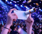 El Oppo Find X10 con un accesorio de teleconvertidor.