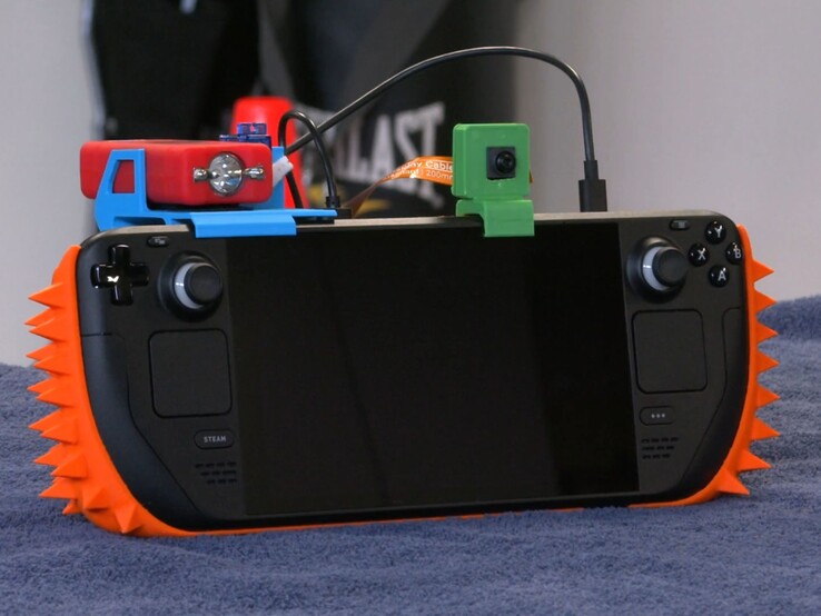 Una Steam Deck equipada con un sistema de seguridad de fabricación propia compuesto por púas, una cámara y una pistola eléctrica.