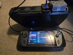 Un ASUS ROG Ally X conectado a una batería grande de eBike usando un convertidor reductor de voltaje DIY, demostrando un mod de potencia extendida exitoso. (Fuente de la imagen: DoggoLord27 vía r/ROGAlly)