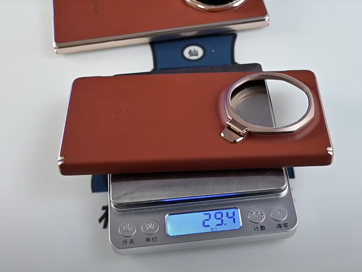 La funda oficial del Honor Magic V5 pesa casi 30 g. (Fuente de la imagen: Techtacle)