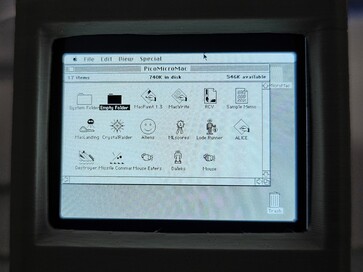 La pantalla de inicio tras el arranque muestra todos los programas y juegos incluidos.