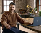 Henry Cavill sentado en un escritorio, con un Googlebook al alcance.