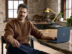 Henry Cavill sentado en un escritorio, con un Googlebook al alcance.