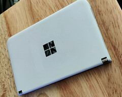 La Surface Duo &#039;Cronos&#039; comparte su diseño con la Surface Duo 2. (Fuente de la imagen: eBay vía Windows Central)