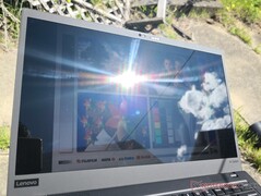En el exterior, bajo la luz del sol