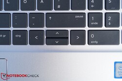 El ProBook 450 G6 tiene teclas de flecha arriba y abajo de medio tamaño.
