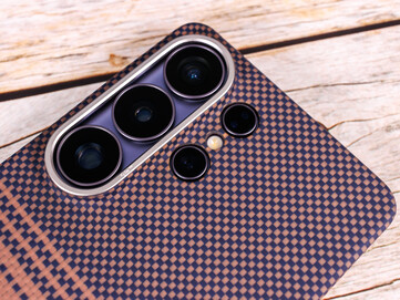 El marco de la cámara de las fundas Edge está recubierto de aluminio.