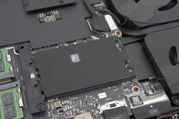 Las ranuras para SSD PCIe5 'SSD2' y 'SSD3' se encuentran debajo del disipador de calor