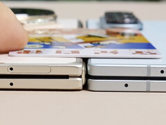 El Galaxy Z Fold7 parece ser más delgado que la versión en blanco marfil del Magic V5 aquí, de derecha a izquierda. (Fuente de la imagen: Ice Universe)