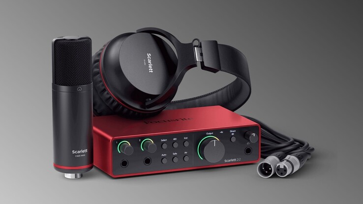 El paquete Scarlett 2i2 Studio incluye un micrófono de condensador y unos auriculares de referencia (Fuente: Focusrite)