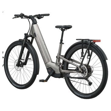 La bicicleta viene totalmente equipada para circular por carretera
