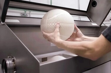 Para fabricar el balón se utiliza una impresora 3D de sinterización selectiva por láser de EOS (Fuente de la imagen: Wilson)