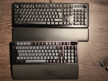 En una comparación directa con el Turtle Beach Vulcan II, el ASUS ROG Azoth 96 HE parece muy compacto. (Fuente de la imagen: Notebookcheck)