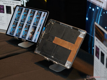 iPad Pro en funcionamiento y el modelo con interiores abiertos. (Foto: Andreas Sebayang/Notebookcheck.com)