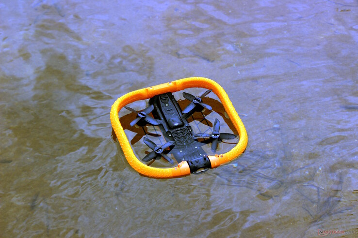 Cuando el HoverAir Aqua cae boca abajo en el agua...