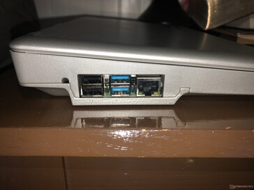 Izquierda: 2 USB 2, 2 USB 3.1 Gen 1 (5 Gbps), Gigabit Ethernet