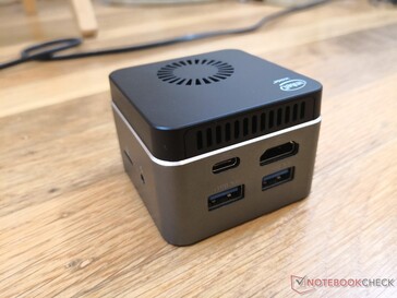 Opciones de puerto idénticas a la Chuwi LarkBox. Intentar usar una fuente de alimentación USB-C diferente que no fuera de 12V/2A no funcionaría