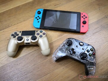 Mando de Bigbig Won comparado con el de PS4 y el de Switch