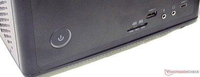 Delantero: botón de encendido, lector de tarjetas SD, USB 3.1 (Gen 2) tipo A, entrada de micrófono, salida de audio, USB 3.1 (Gen 2) tipo C
