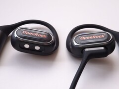 El micrófono boom se acopla magnéticamente a los contactos de la parte inferior de cualquiera de los auriculares. (Fuente de la imagen: Notebookcheck)