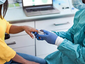 La precisión del pulsioxímetro difiere según el color de la piel y es "poco fiable" para medir la saturación de oxígeno real en todos los casos de neumonía COVID-19