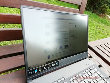 Asus Zephyrus S15 en el uso al aire libre