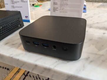 Puertos del ECS Liva Z6 Plus. (Fuente de la imagen: TechPowerUp)