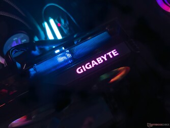 Logotipo RGB de Gigabyte en la parte superior