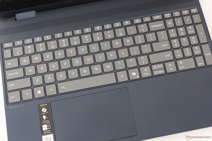 El recorrido de las teclas es menos profundo que en un ThinkPad, pero sigue siendo relativamente firme. Mientras tanto, el clickpad de 12 x 7,5 cm es suficiente aunque ligeramente estrecho para el movimiento vertical del cursor