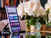 Un Samsung Galaxy S25 Ultra colocado en posición vertical sobre una mesa, con una página web abierta visible en la pantalla