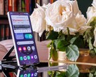 Un Samsung Galaxy S25 Ultra colocado en posición vertical sobre una mesa, con una página web abierta visible en la pantalla