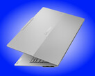 El ThinkBook 14x es más ligero que la mayoría de los ordenadores portátiles, con un peso oficial de 990 g y una batería de 54,7 Wh.