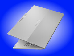 El ThinkBook 14x es más ligero que la mayoría de los ordenadores portátiles, con un peso oficial de 990 g y una batería de 54,7 Wh.