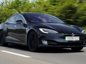 El Tesla de alto kilometraje sigue con su batería y motor originales (Fuente de la imagen: Autotrader/YT)