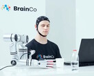 Un usuario de la tecnología de control mental de BrainCo que, de forma automática, coge una manzana con solo el poder de la mente.