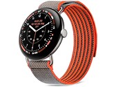 El reloj cuenta con una caja de 45 mm en color «Satin Pyrite» y una correa «Performance Loop» en color «Rye» con un revestimiento repelente al agua.