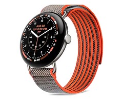 El reloj cuenta con una caja de 45 mm en color «Satin Pyrite» y una correa «Performance Loop» en color «Rye» con un revestimiento repelente al agua.
